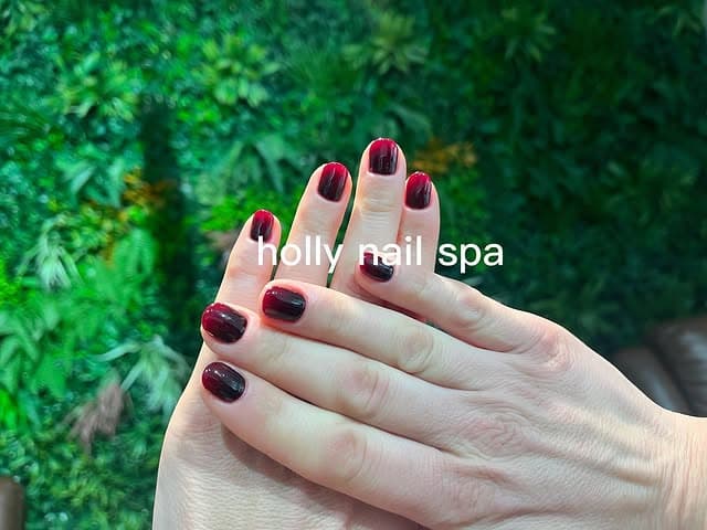 Unghie rosso scuro con sfumatura bordeaux