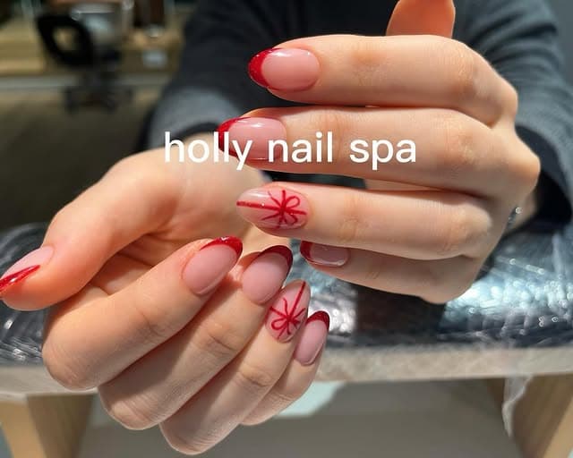 French rossa con nail art fiocco rosso dipinto a mano