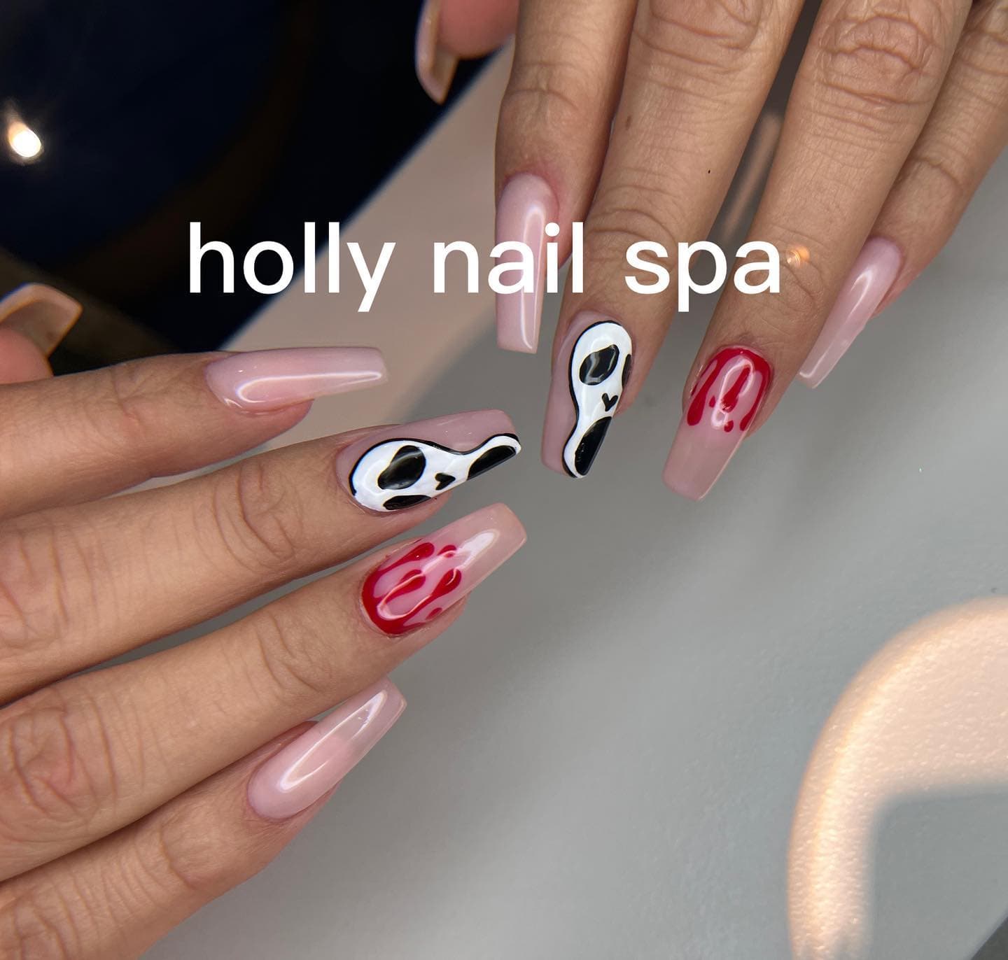 Nail art Halloween con maschera Scream e gocce di sangue