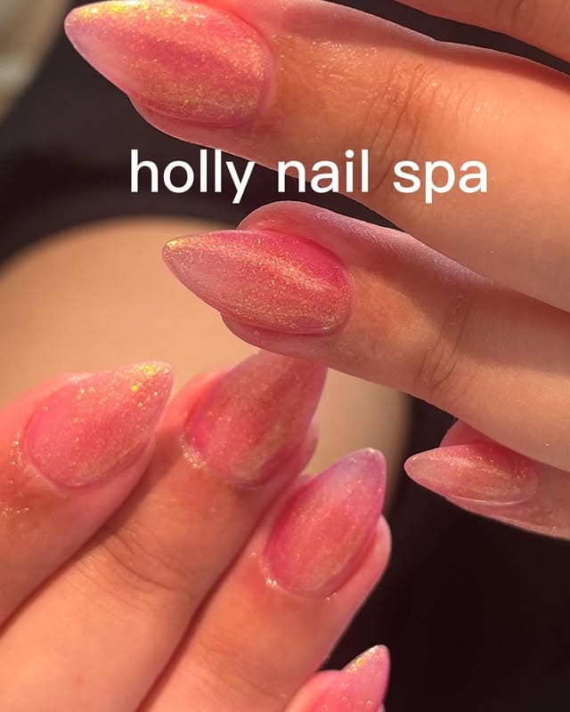 Unghie rosa con shimmer olografico dorato