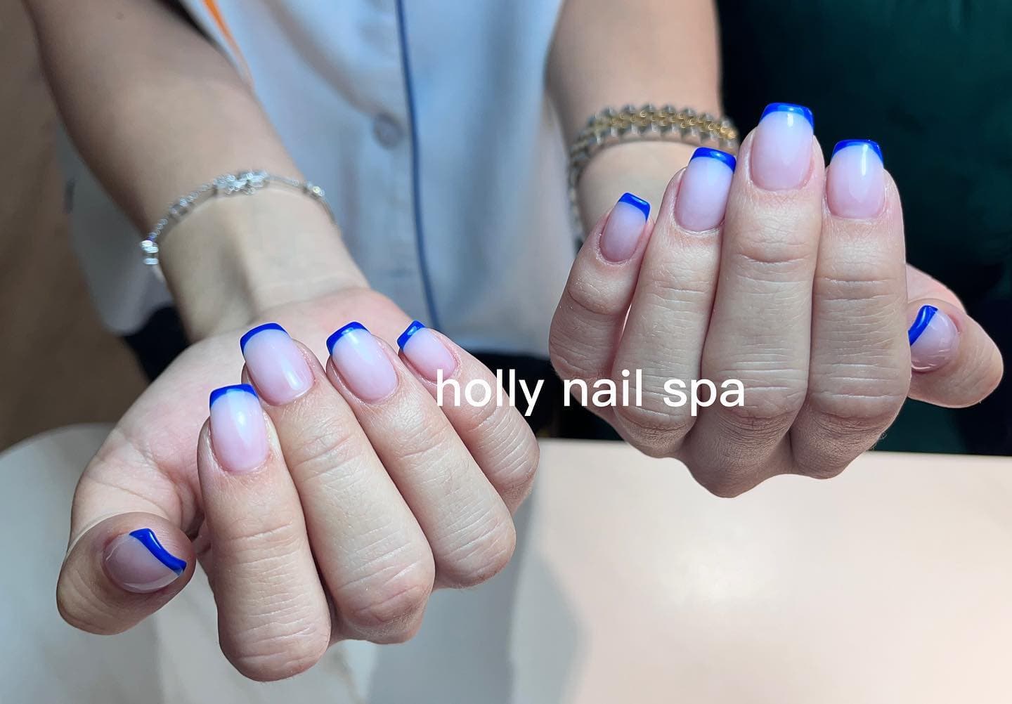 French blu zaffiro su unghie corte arrotondate