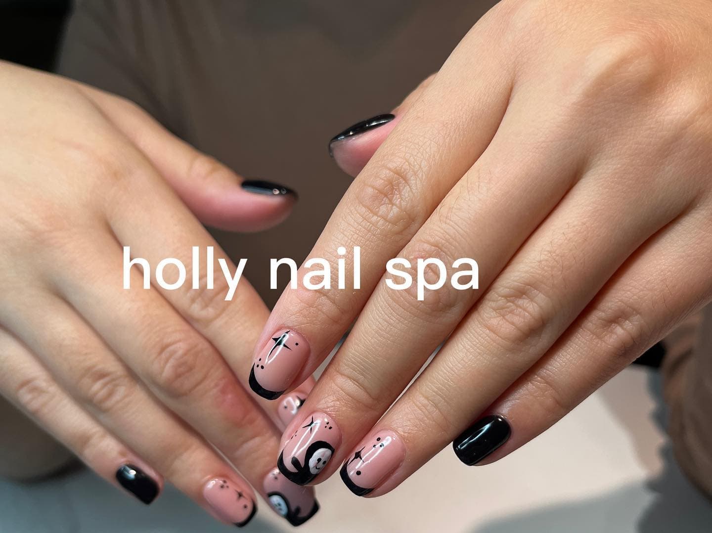French nera con nail art spazio e astronauta