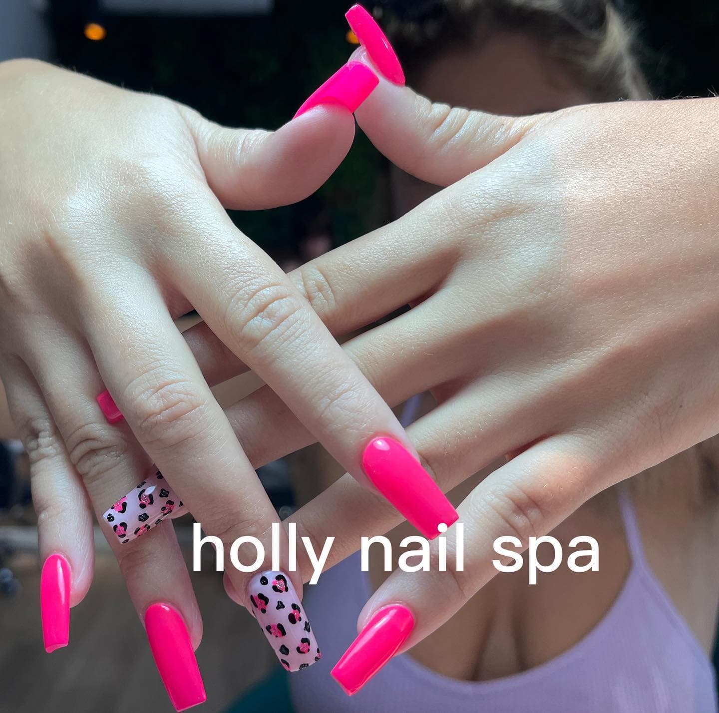 Unghie fuchsia con nail art maculato leopardato