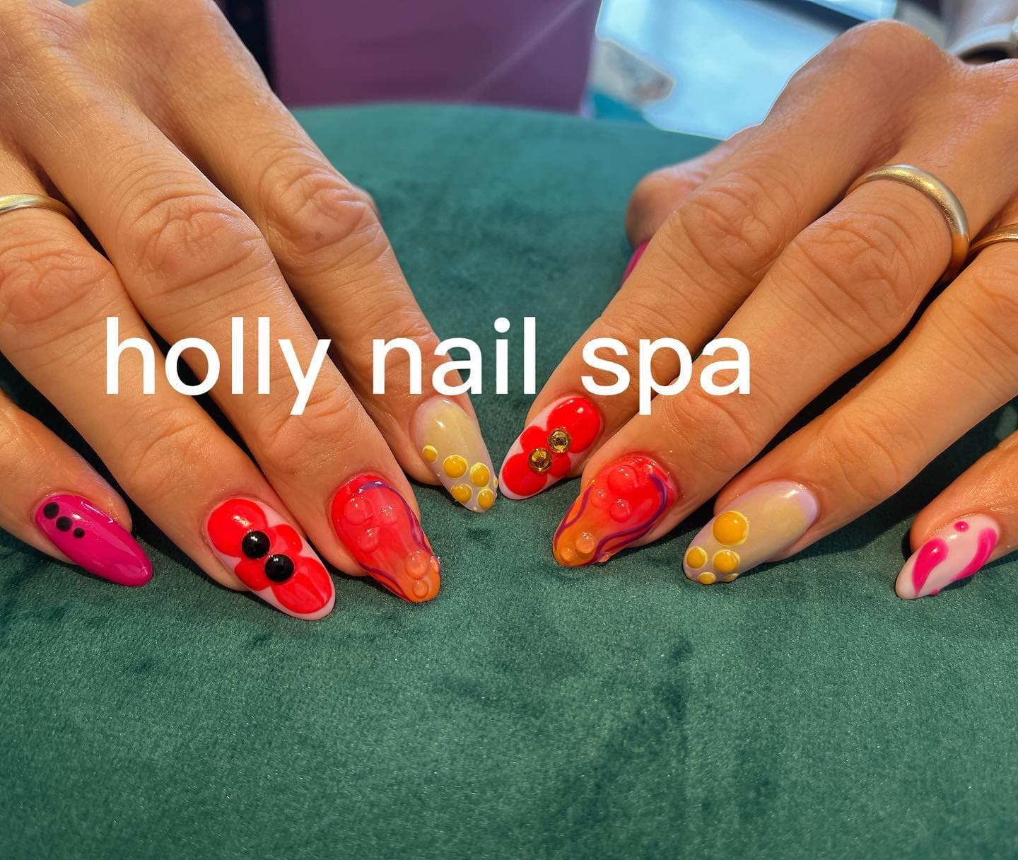 Nail art estiva colorata con fiori 3D e pallini