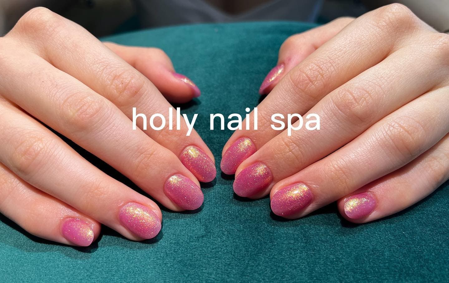 Unghie rosa con shimmer dorato
