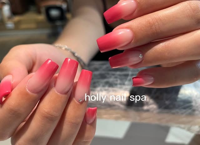 Unghie ombré corallo e rosso con cristallo